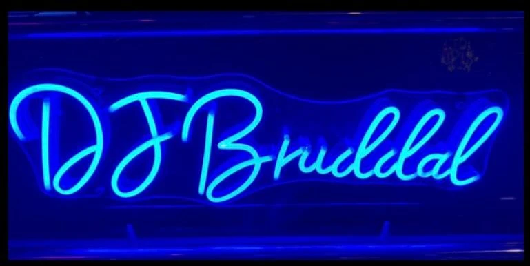 Blau leuchtender Schriftzug DJ Bruddal