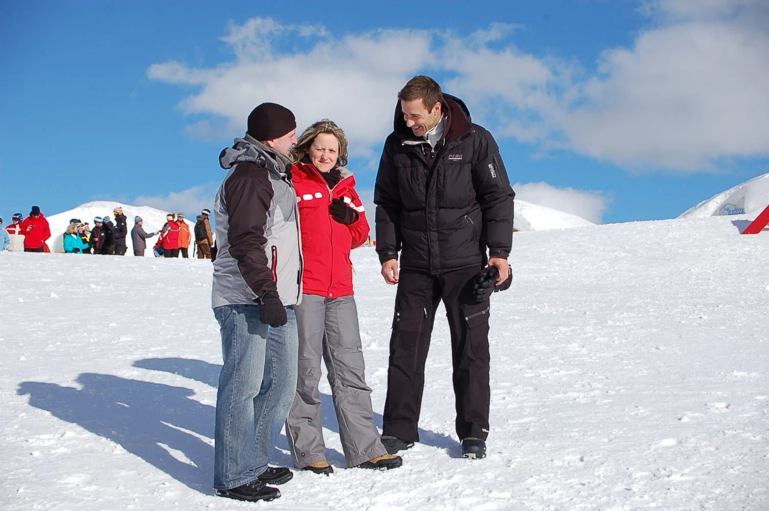 Anja und Rainer mit Kai Pflaume im Schnee beim Heiratsantrag in Mayrhofen
