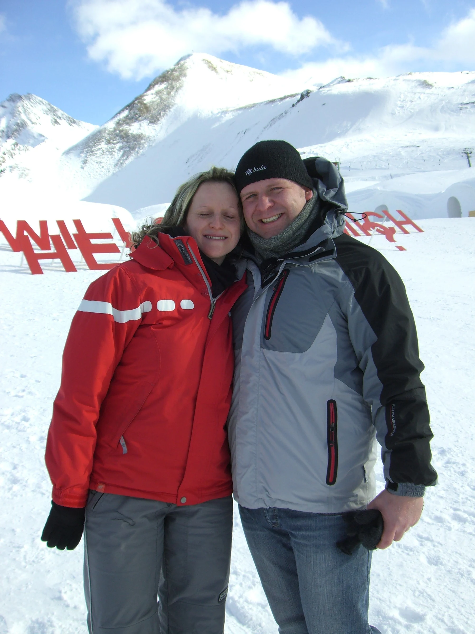 Anja und Rainer umarmen sich vor schneebedeckten Bergen in Mayrhofen