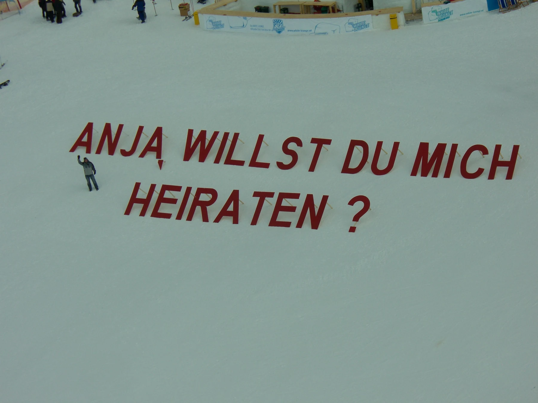 Große rote Lettern im Schnee: Anja willst du mich heiraten?
