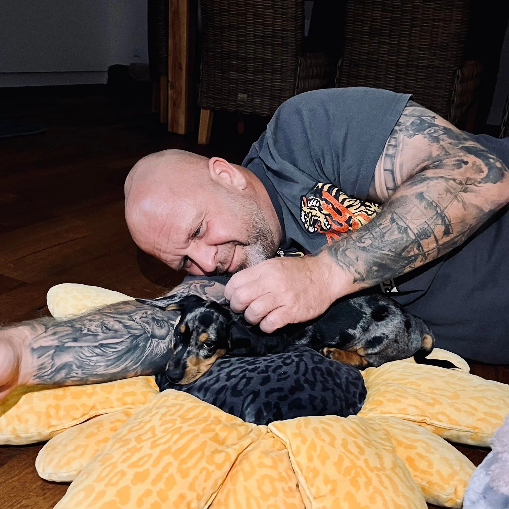 Rainer liegt neben Dackel Lotti und kuschelt sich an sie