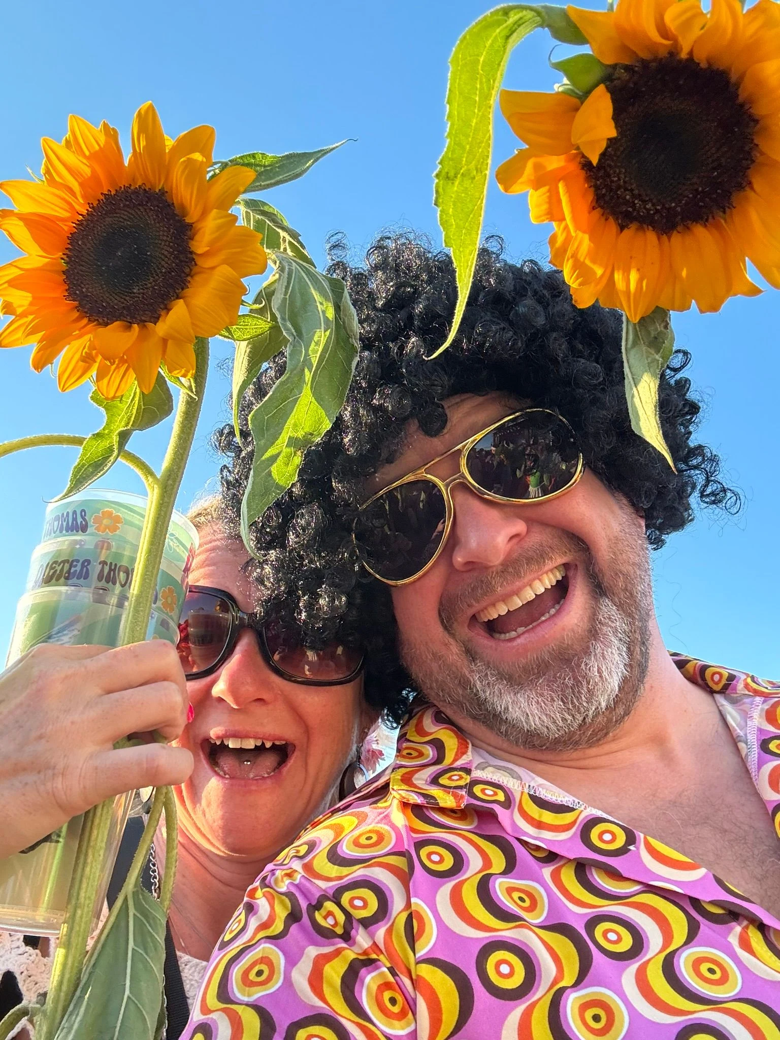 Anja und Rainer mit Sonnenblumen, Sonnenbrillen und bunten Verkleidungen