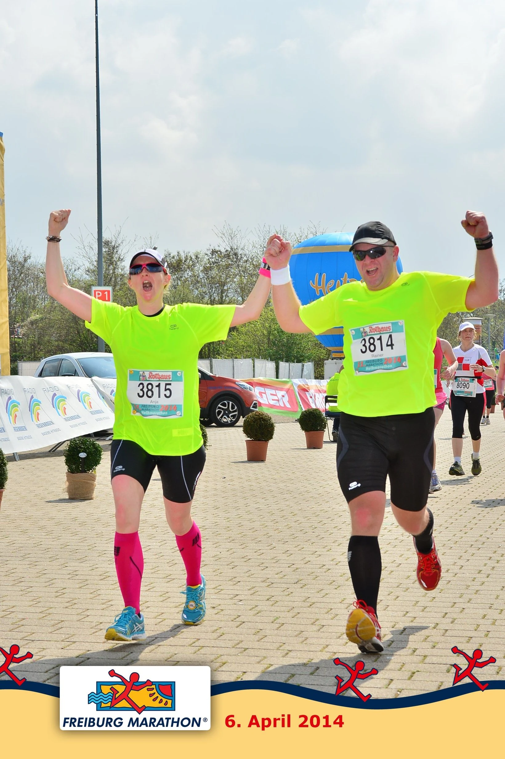 Anja und Rainer mit erhobenen Armen bei der Laufveranstaltung in Freiburg 2014