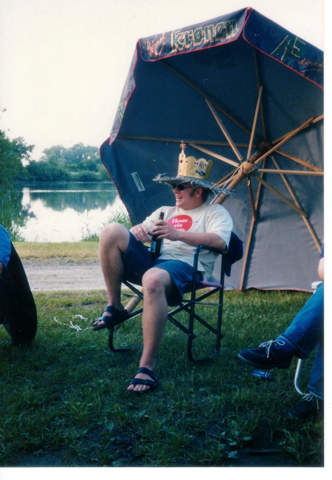 Rainer entspannt im Campingstuhl unter einem Sonnenschirm beim 21. Geburtstag