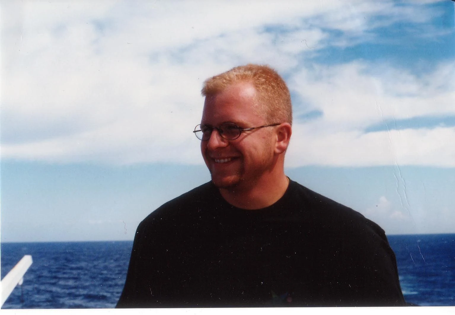 Rainer mit Sonnenbrille auf einem Boot vor dem Meer, Korsika 1996