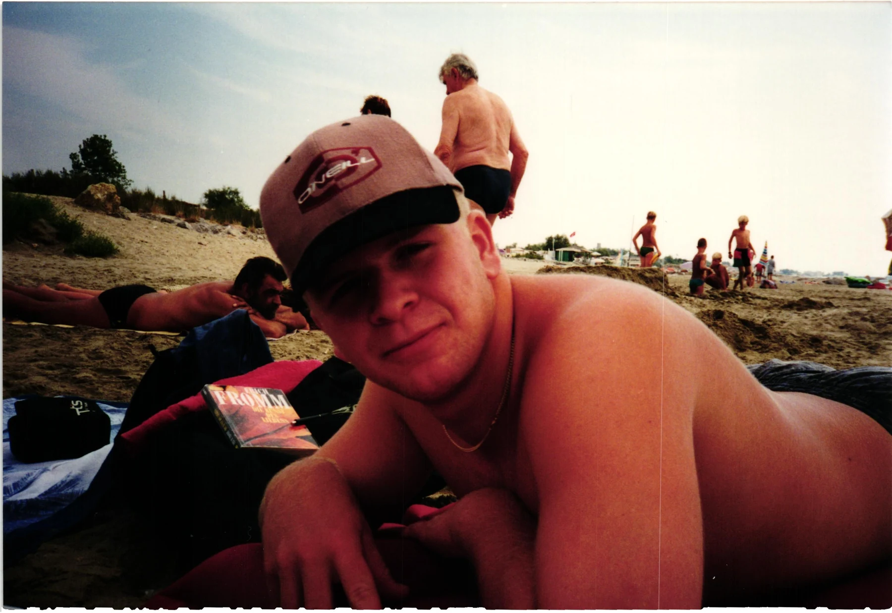 Rainer mit Kappe an der Küste in Südfrankreich 1995